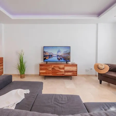 Tatil Evi Family Fairways I Spacious 4-bedroom Townhouse Near & Golf, Estepona