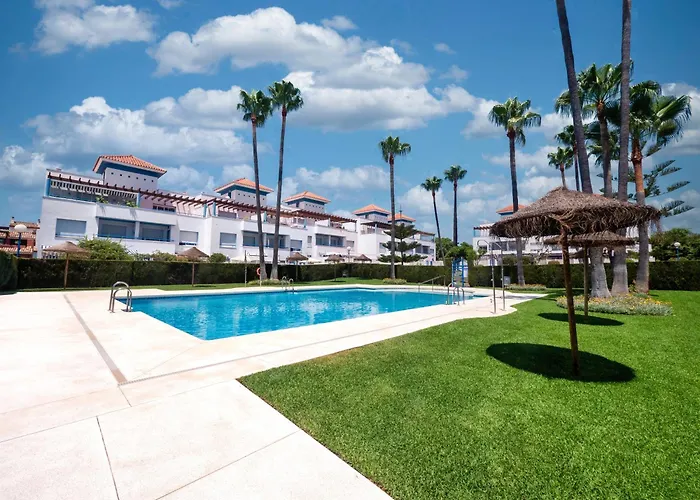 Family Fairways I Spacious 4-bedroom Townhouse Near & Golf, * Estepona