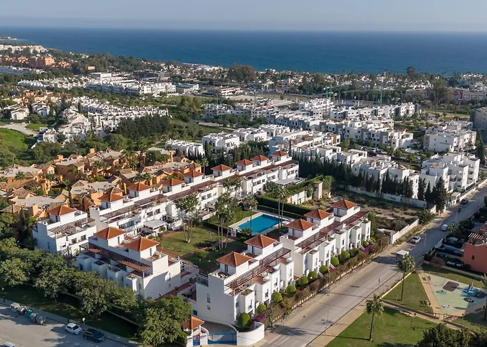Family Fairways I Spacious 4-bedroom Townhouse Near & Golf, * Estepona